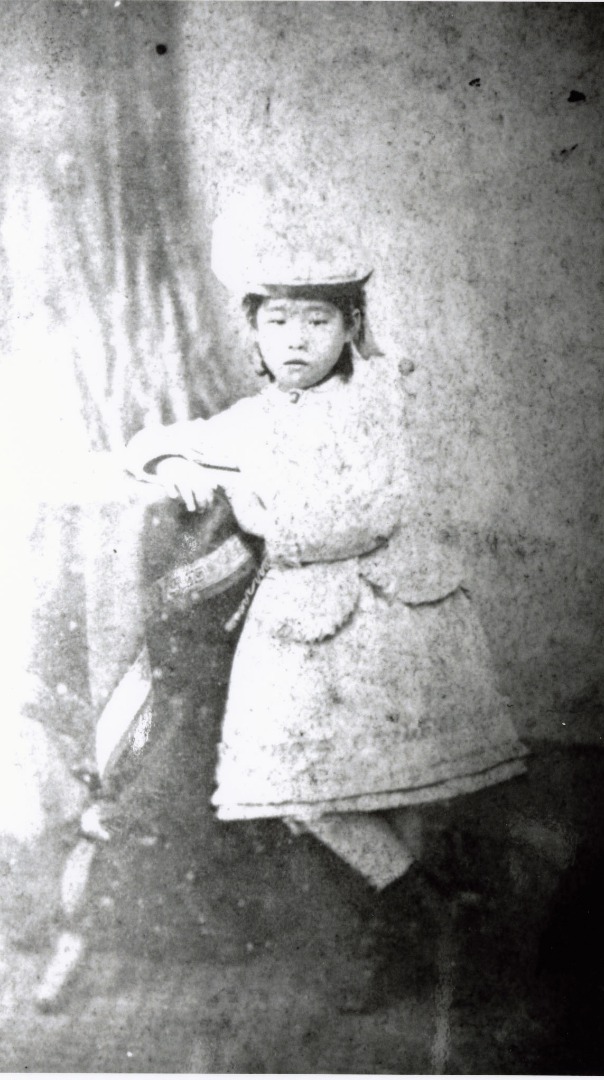 梅子7歳頃、ワシントンにて撮影した写真（津田塾大学津田梅子資料室所蔵）