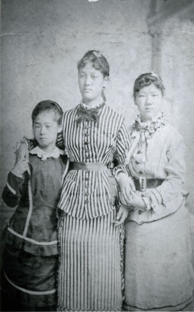 1876（明治9）年に撮影した写真（左から津田梅子･山川捨松･永井繁子）（津田塾大学津田梅子資料室所蔵）