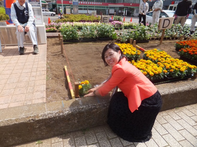 市長も花植え