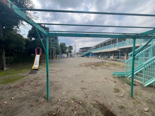 旧仲町保育園園舎・園庭・別棟(東側から)