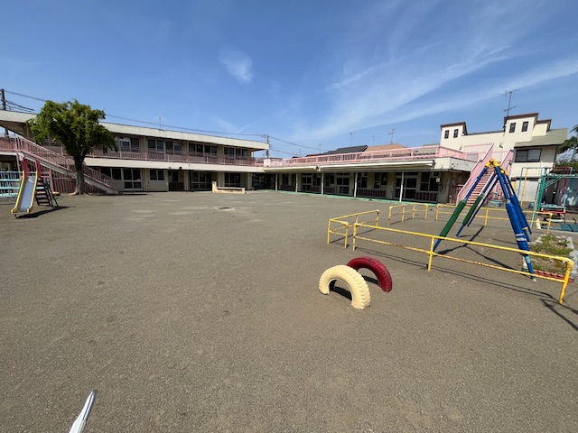 旧津田保育園園舎・園庭（東側から）