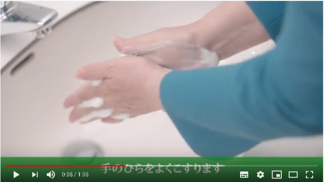 泡立てた石鹸をしっかりつけて両手のひらをこすっている動画のキャプチャー画像