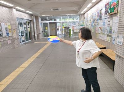 投げる様子