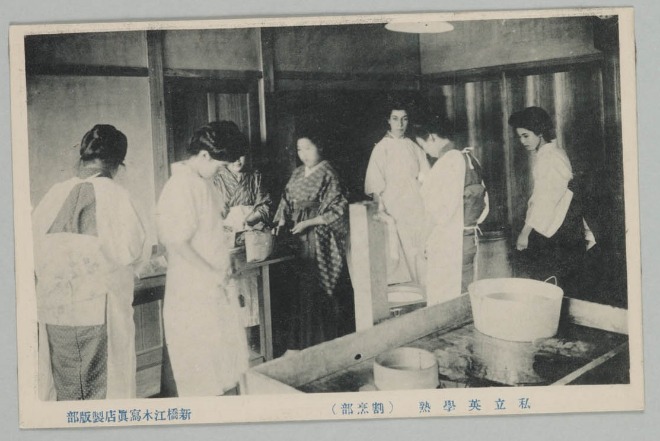 震災前の女子英学塾のキャンパス風景の写真（津田塾大学津田梅子資料室所蔵）