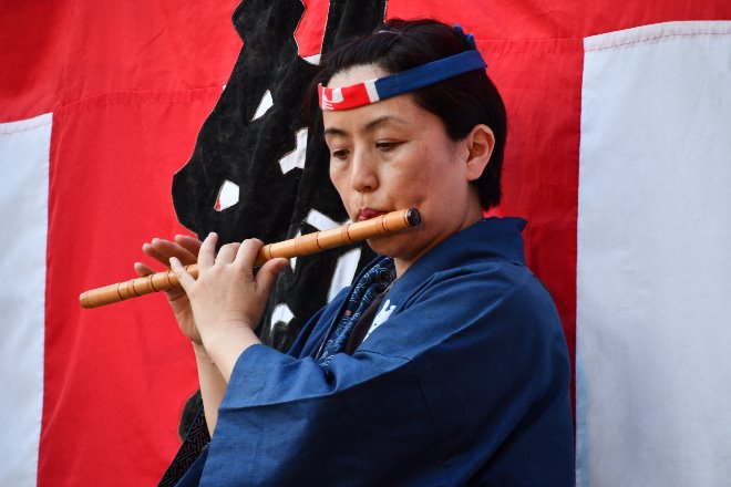 笛を演奏する女性の写真