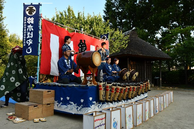 大太鼓、締め太鼓、笛、すずの5人が演奏する写真