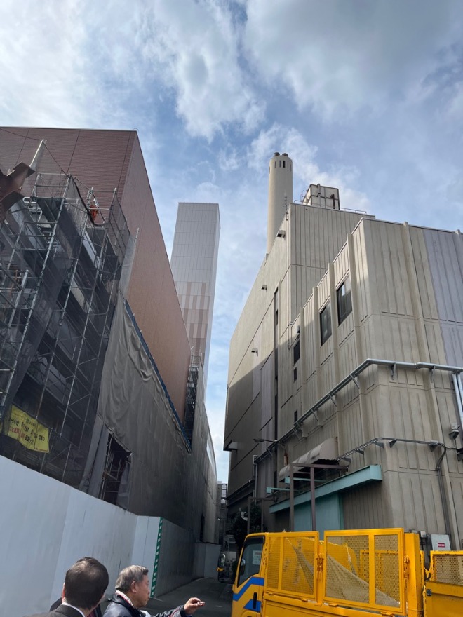 左：新施設　右：旧施設
