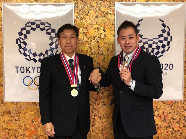 左に市長　右にメダルを掲げた佐藤選手が映っている写真