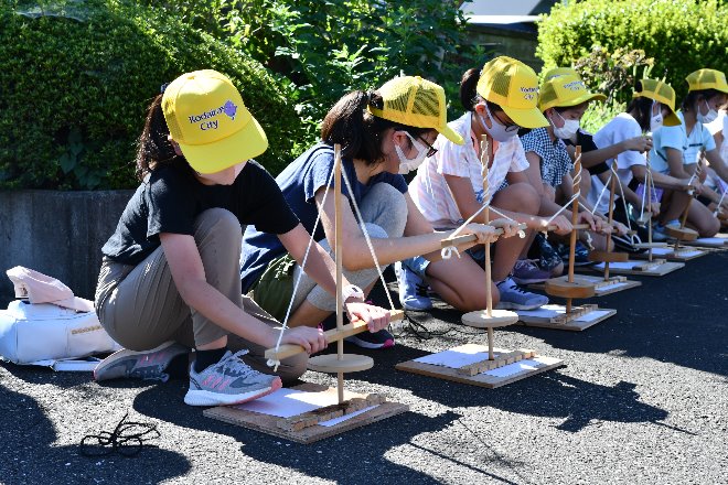 子どもたちが火を起こしている様子の画像