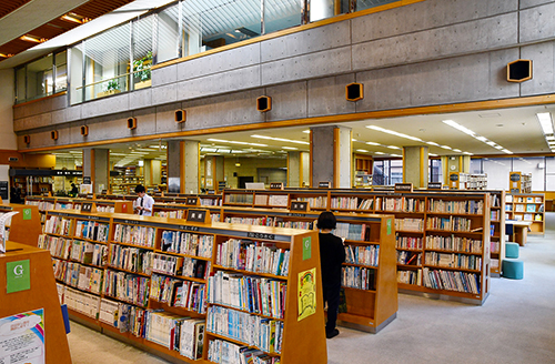 写真：小平市立図書館の本棚